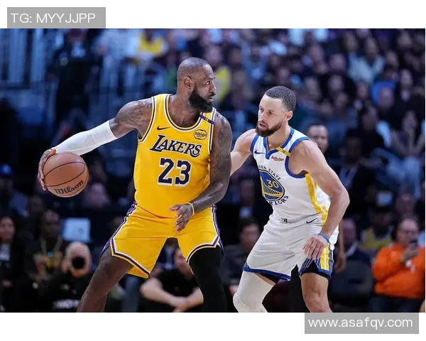 NBA新赛季湖人勇士对决：詹姆斯库里领衔攻防大战，湖人队战术调整见成效